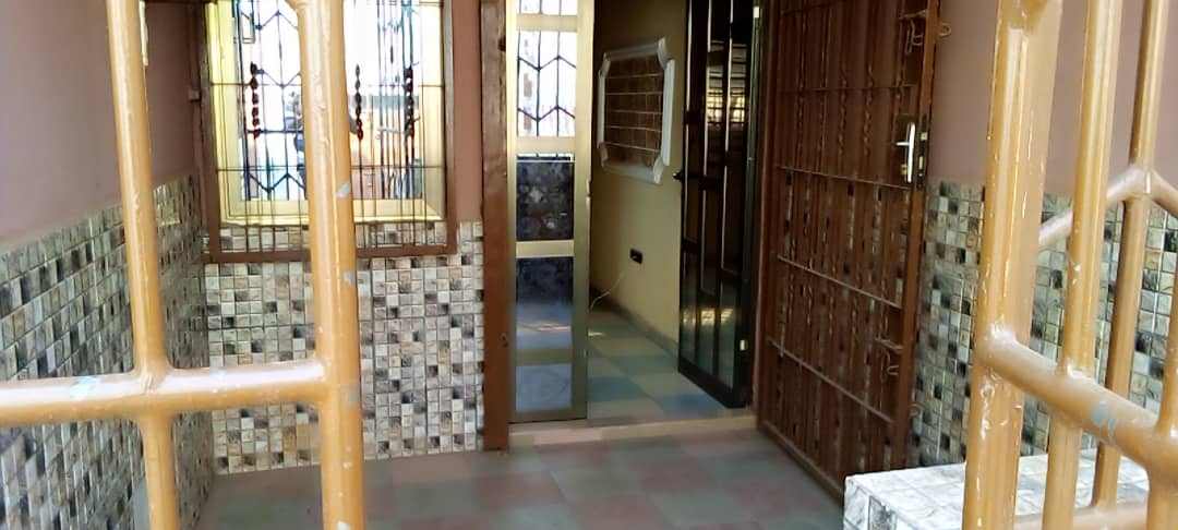 ALOUER A WOMEY AWAKEY UNE MAISON PERSONNELLE DE CHAMBRE SALON