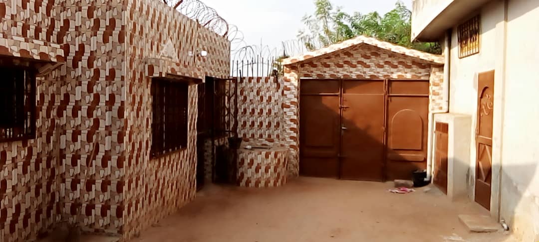 ALOUER A WOMEY AWAKEY UNE MAISON PERSONNELLE DE CHAMBRE SALON