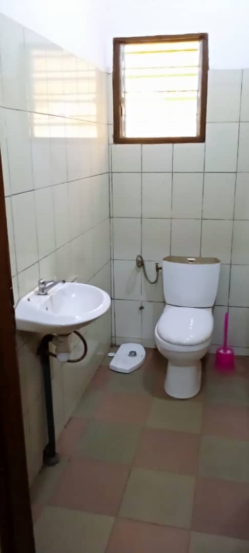 ALOUER A WOMEY AWAKEY UNE MAISON PERSONNELLE DE CHAMBRE SALON