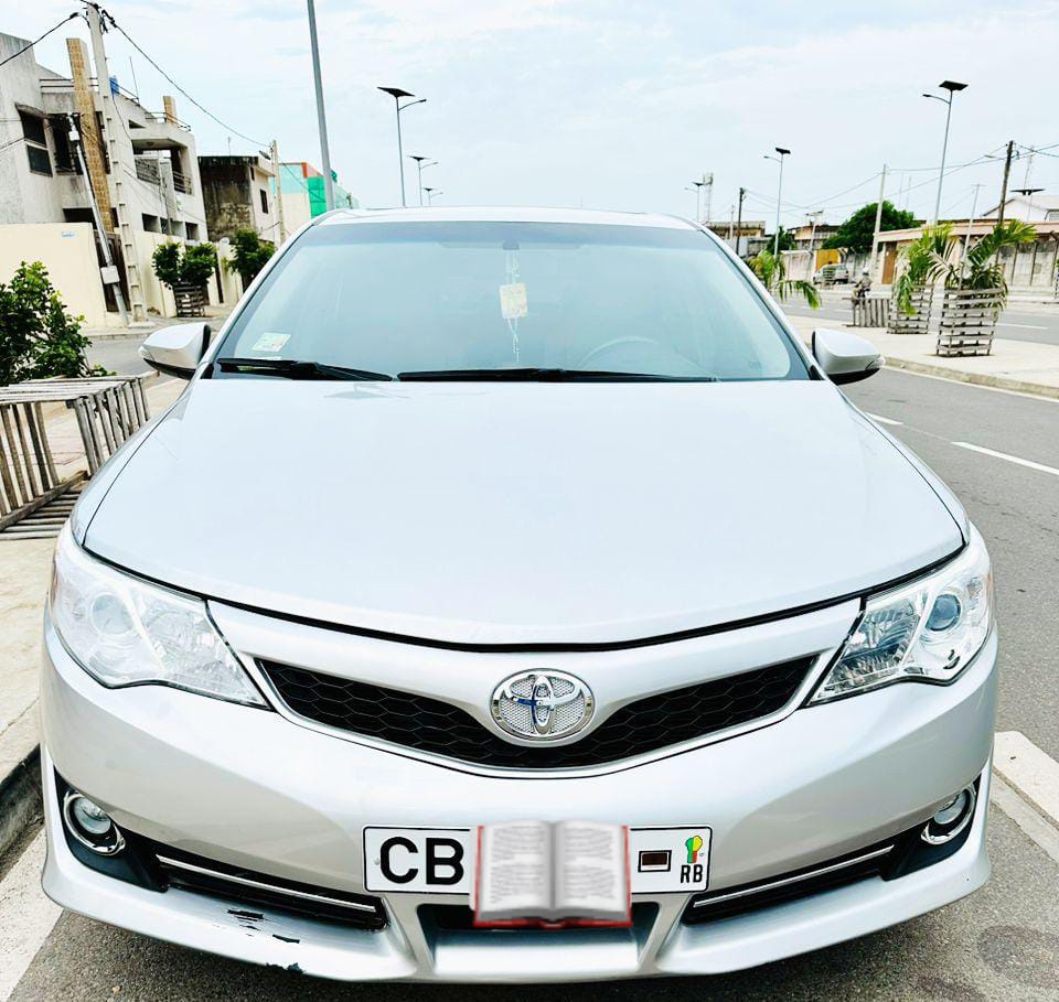 LUXUEUSE TOYOTA CAMRY 2013