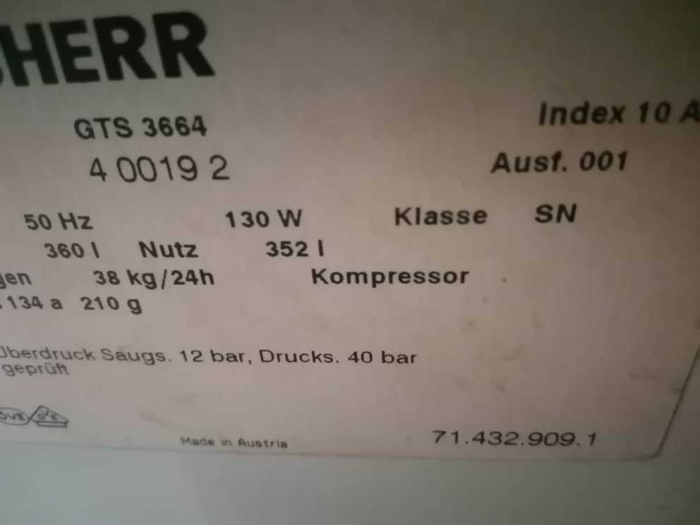 Congélateur couché Liebherr et réfrigérateur transparent