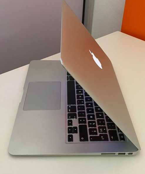 Magasin des ordinateurs venu a l’état neuf