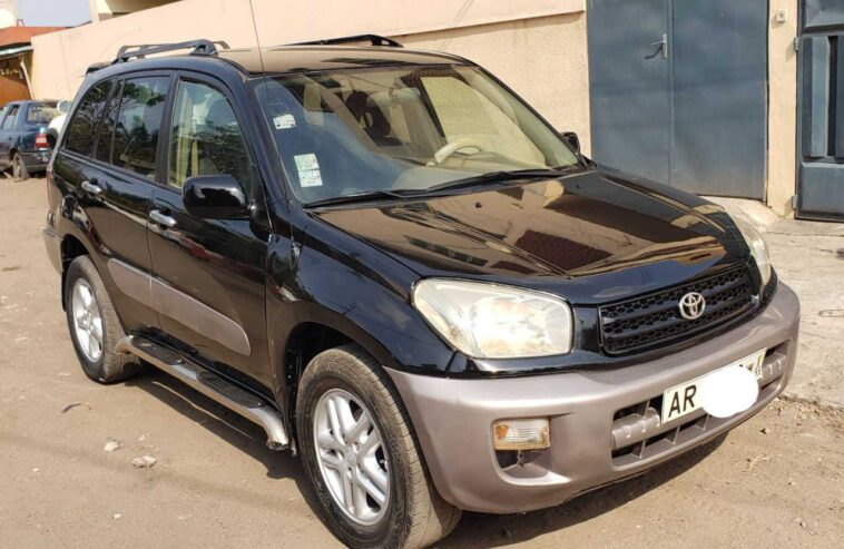 Sebas automobile met en vente une Toyota RAV4 2003