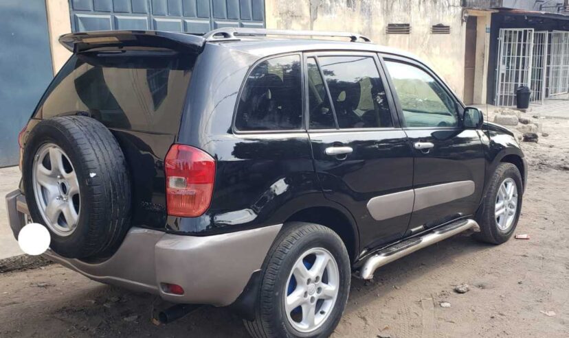 Sebas automobile met en vente une Toyota RAV4 2003