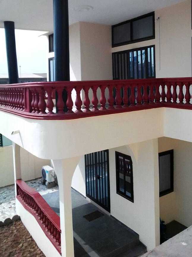 *Victory* 🟢🟡🔴 *DIRECT AU DIRECT* Nous mettons en vente précisément a kindonou une belle villa duplex de 11 chambre, 3 salon sanitaire,3 cuisine,12 douche,staffé carreaux miroirs,garage avec 2 véhicule,situé dans une zone calme accessible en toute saison. DOCUMENT : TITRE FONCIER* *Prix : 130.000.000 FCFA a débattre légèrement* *L’acquéreur doit s’acquitter des 5% a de la prestations immobiliers* +22999263630