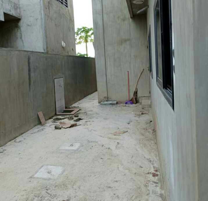 MAISON A CADJÈHOUN AU BORD DU GOUDRON EN ANGLE DE