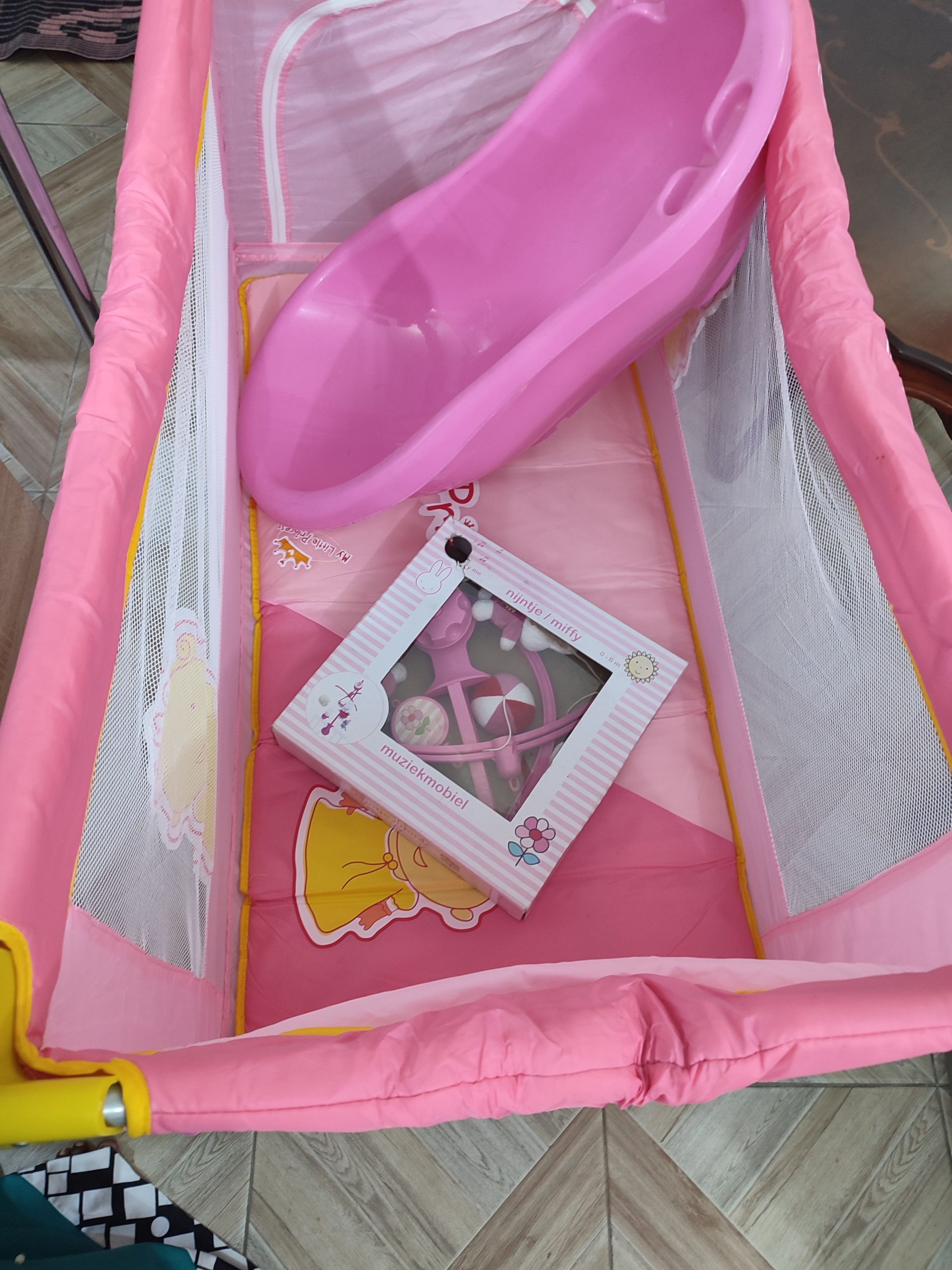 De jolies berceaux venu de France tout neuf avec s